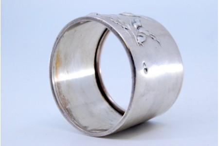 Argola de guardanapo em prata com motivos florais ao estilo arte nova.